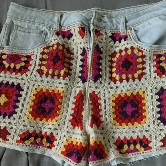SO Women's Boho Granny Crochet Panel Button Fly Light Wash Denim Shorts - Picture 5 of 10